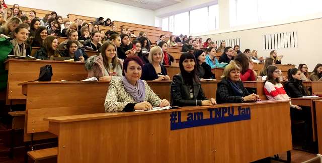 Студенти і викладачі факультету філологїї і журналістики на зустрічі з поетом Миколою Супінкою та лауреатом пісенних конкурсів Володимиром Баганом